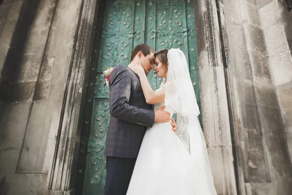 Gorgeous wedding couple walking in the old city of Lviv — Stock Photo, Image