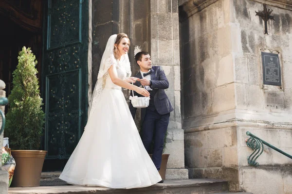 Pareja perfecta novia, novio posando y besándose en el día de su boda — Foto de Stock