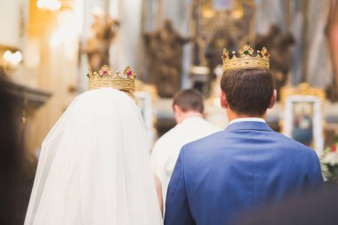 Düğün çifti kilisede evleniyor.