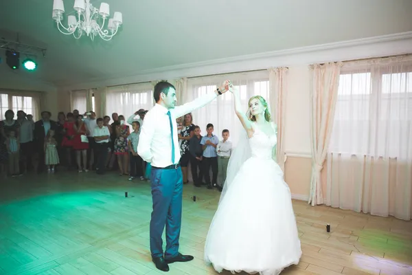 Primeira dança de casamento de casal recém-casado em restaurante — Fotografia de Stock