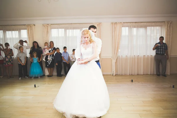 A friss házaspár első esküvői tánca az étteremben — Stock Fotó