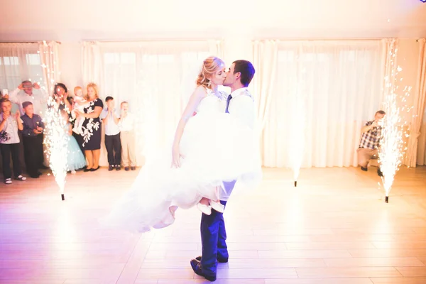 Перший весільний танець новоспеченої пари в ресторані — стокове фото