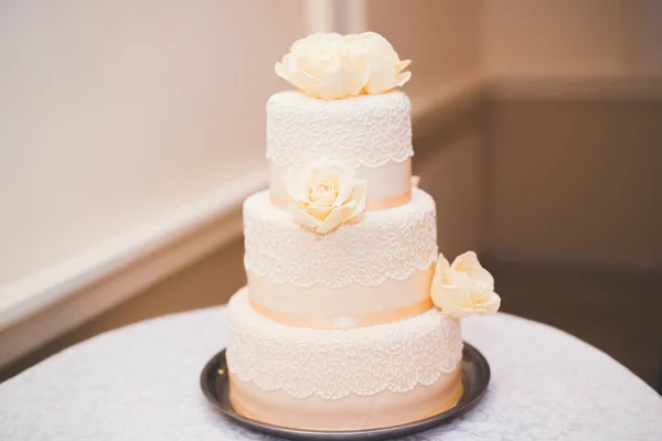 Pastel de boda decorado de lujo en la mesa —  Fotos de Stock