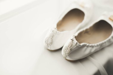 Gelin için beyaz şık düğün ayakkabıları. Yakın plan.
