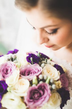 Tüylü, lüks makyaj, saç stili, stüdyo içi fotoğraf çekimi olan güzel bir gelin.