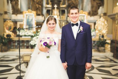 Törenden sonra kilisede poz veren evli çift.