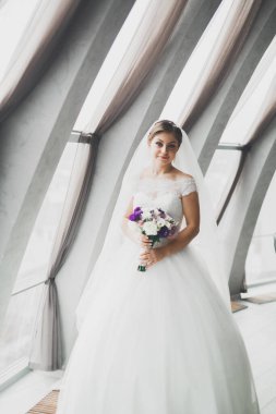 Zarif beyaz elbiseler içinde güzel bir gelin