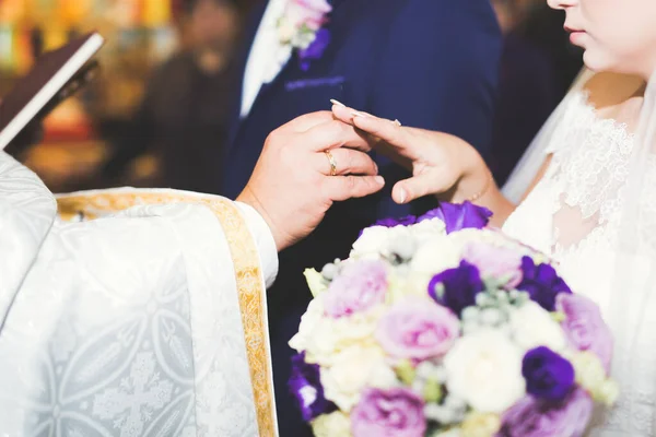 Bruid en bruidegom wisselen trouwringen uit. Stijlvol paar officiële ceremonie — Stockfoto