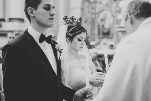 Wedding couple bide and groom get married in a church — Stock Photo, Image