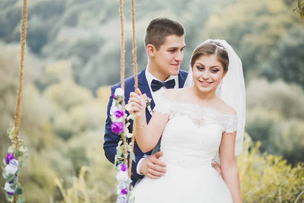 Coppia perfetta sposa, sposo posa e baci nel loro giorno del matrimonio — Foto Stock