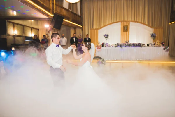 Mooi Kaukasisch bruiloft paar net getrouwd en dansen hun eerste dans — Stockfoto