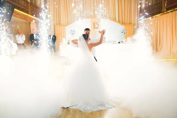 Casal lindo caucasiano acabou de se casar e dançar sua primeira dança — Fotografia de Stock