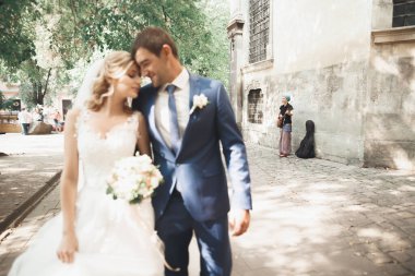 Muhteşem bir düğün çifti eski Lviv şehrinde yürüyor.