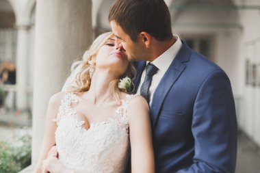 Güzel, mutlu bir düğün çifti, güzel şehirde uzun beyaz elbiseli bir gelin.