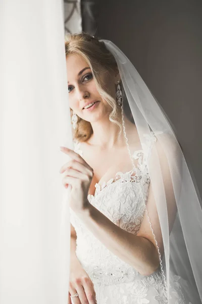 Retrato de noiva bonita com véu de moda na manhã do casamento — Fotografia de Stock