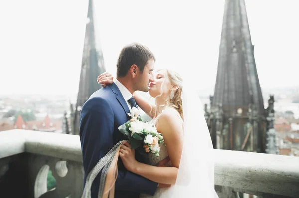 Casal bonito elegante beijando e abraçando no fundo vista panorâmica da cidade velha — Fotografia de Stock