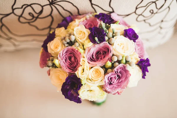 Wunderbarer luxuriöser Hochzeitsstrauß aus verschiedenen Blumen — Stockfoto