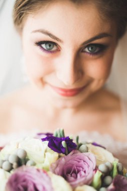 Tüylü, lüks makyaj, saç stili, stüdyo içi fotoğraf çekimi olan güzel bir gelin.