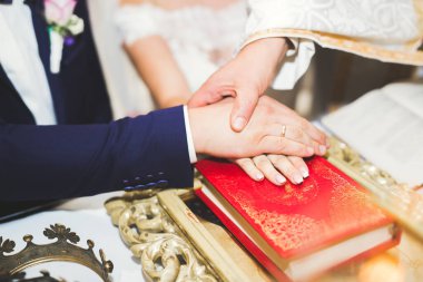 Düğün çifti kilisede evleniyor.