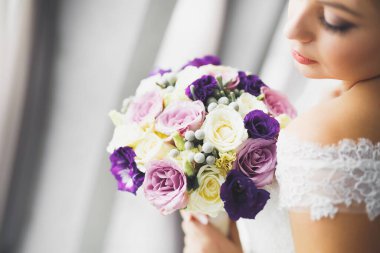 Zarif beyaz elbiseler içinde güzel bir gelin