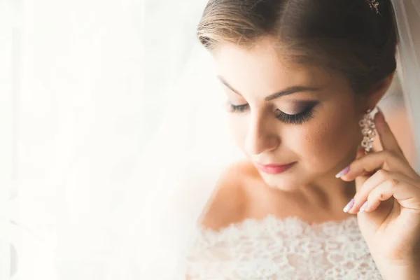 Όμορφη νύφη φορώντας νυφικό μόδας με φτερά με πολυτέλεια απόλαυση make-up και χτένισμα, στούντιο εσωτερική φωτογράφιση — Φωτογραφία Αρχείου