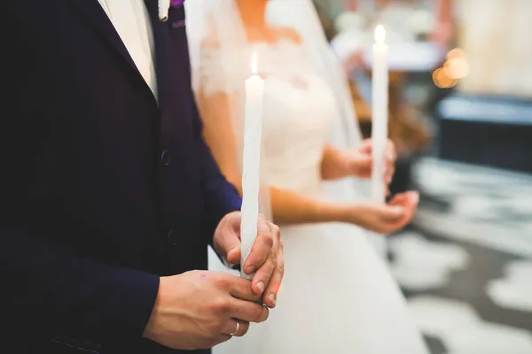 Весілля подружжя і наречений одружуються в церкві — стокове фото