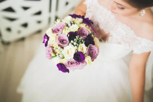 Panna młoda gospodarstwa duży i piękny bukiet ślubny z kwiatami — Zdjęcie stockowe