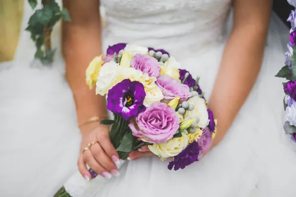 Braut hält großen und schönen Hochzeitsstrauß mit Blumen — Stockfoto