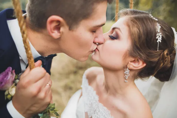 完美的新婚夫妇，新郎在婚礼上的姿势和亲吻 — 图库照片