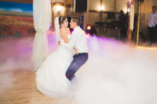 Красивая кавказская свадебная пара только что вышла замуж и станцевала свой первый танец — стоковое фото