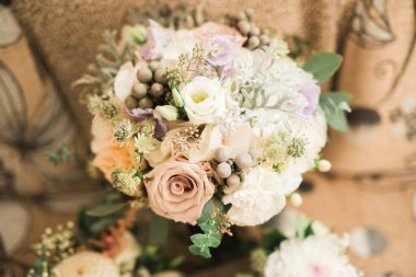 Farklı çiçeklerden oluşan lüks bir düğün buketi.