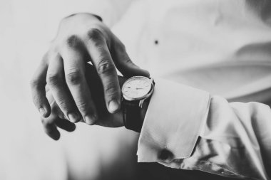 Güzel adam, damat poz veriyor ve düğüne hazırlanıyor.