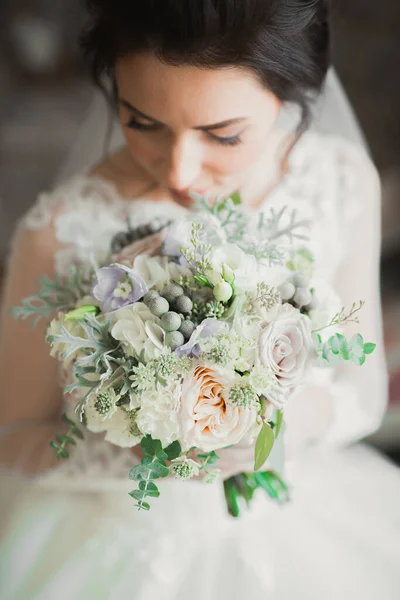 Retrato de novia hermosa con velo de moda en la mañana de la boda — Foto de Stock