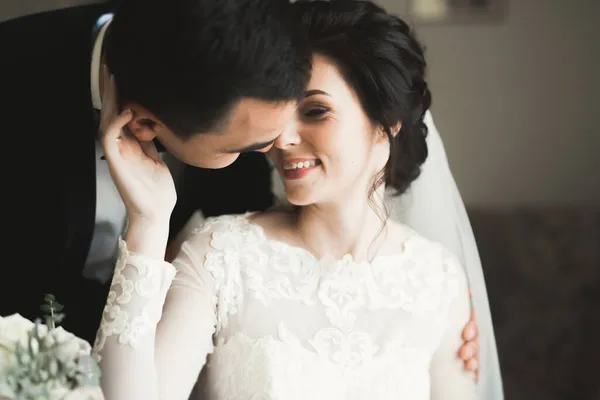 Close up of a nice young wedding couple — Stock Photo, Image