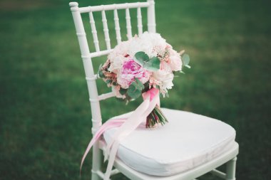 Farklı çiçeklerle güzel bir düğün buketi, güller