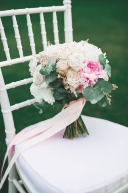 Farklı çiçeklerden oluşan lüks bir düğün buketi.