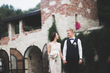 Gelin ve damat el ele tutuşuyor.