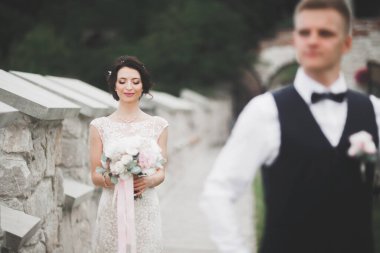 Botanik parkında yürüyen mutlu bir çift.