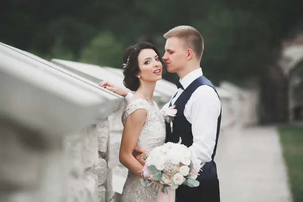 Sinnliches Porträt eines jungen Hochzeitspaares. Draußen — Stockfoto