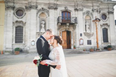 Lüks evli çift, gelin ve damat eski şehirde poz veriyor..