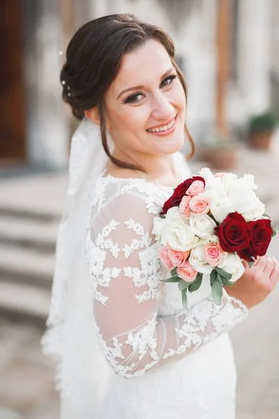 Portrait Mariée Magnifique Aux Cheveux Longs Posant Avec Grand Bouquet — Photo