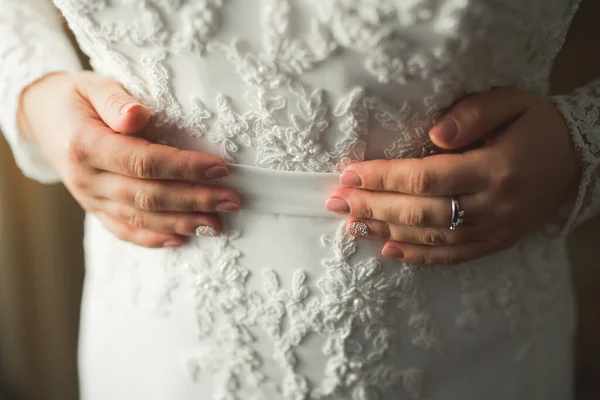 Luxusní Nevěsta Bílých Šatech Pózuje Při Přípravě Svatební Obřad — Stock fotografie