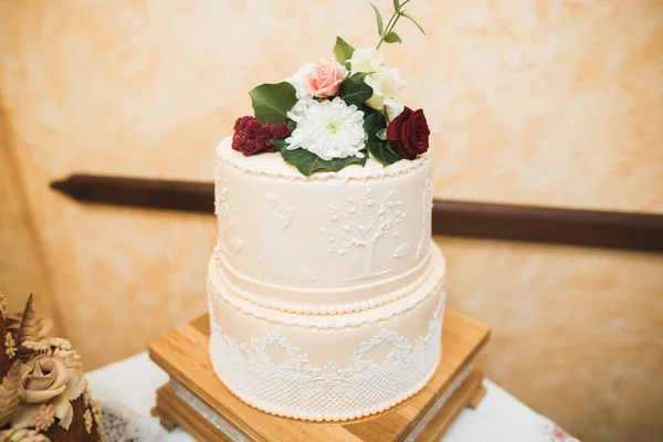 テーブルの上の豪華な装飾されたウェディングケーキ — ストック写真
