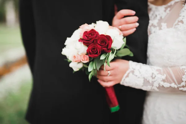 Nevěsta Drží Velké Krásné Svatební Kytice Květinami — Stock fotografie