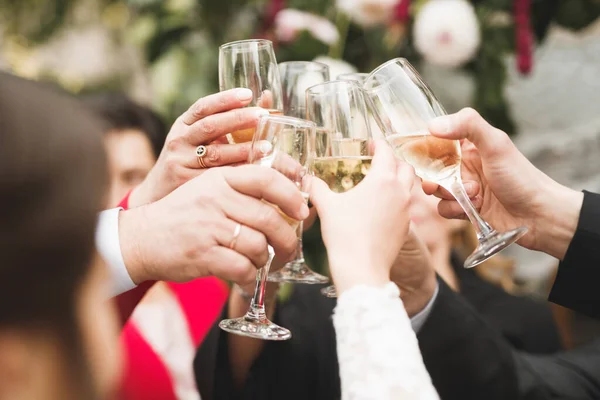 Bruid Een Bruidegom Met Glazen Van Champagne — Stockfoto