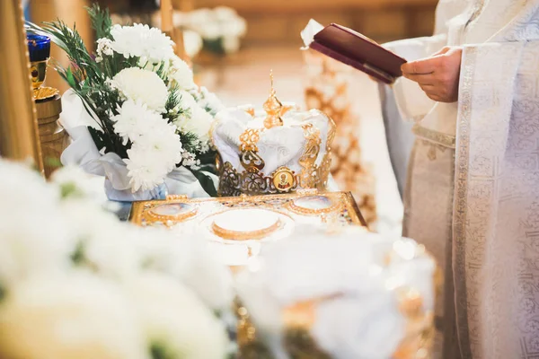Arany Koronák Fekszenek Asztalon Templomban — Stock Fotó