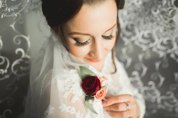 Belle Mariée Portant Une Robe Mariée Mode Avec Des Plumes — Photo