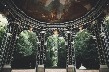 Kafkasyalı mutlu romantik çift evliliklerini kutluyor. Açık hava..