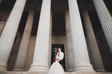 Kafkasyalı mutlu romantik çift evliliklerini kutluyor. Açık hava.