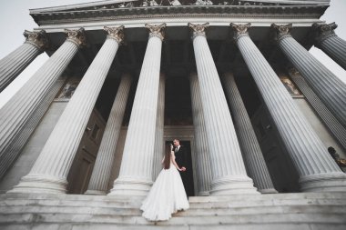 Mükemmel bir çift gelin ve damat düğün günlerinde poz verip öpüşürler.